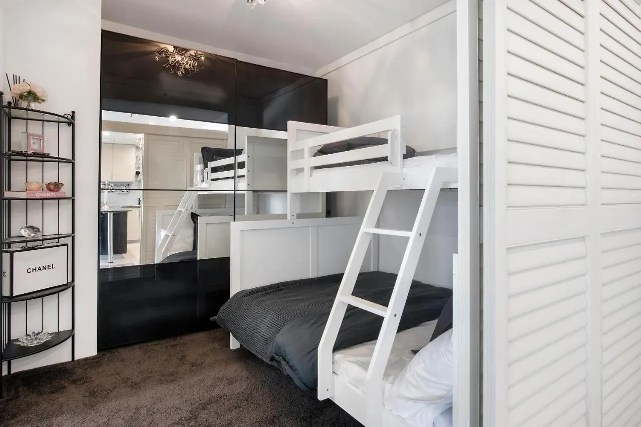 Couture Comfort - Luxe Chanel Themed Apartment Gold Coast 0*,
