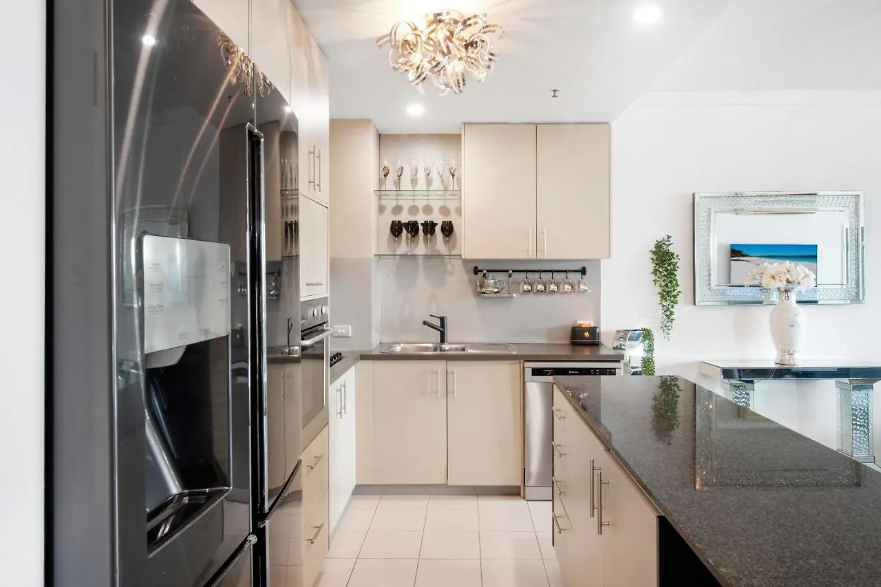 Couture Comfort - Luxe Chanel Themed Apartment Gold Coast 0*,